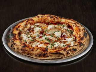 Піца з курячими стейками, страчателлою, грушею та соусом світ чілі (645g)