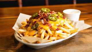 Cartofi cu bacon, cheddar & jalapenos