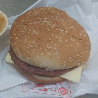 Hamburguesa con queso, ketchup y huevo 
