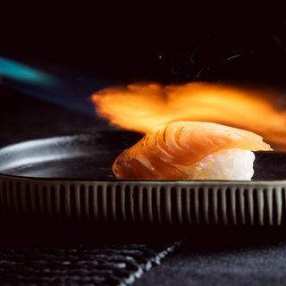 Niguiris de salmón flambeados con salsa teriyaki