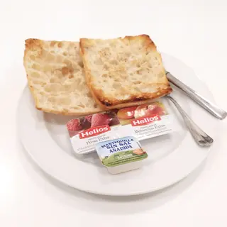 Tostadas Con Mantequilla Y Mermelada