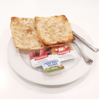 Tostadas Con Mantequilla Y Mermelada