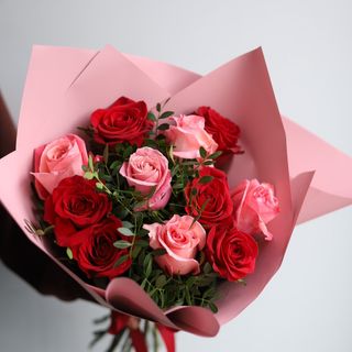 Mix 11 róż z zielenią 