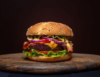 Burger Dublu Cheese cu cartofi prâjiți