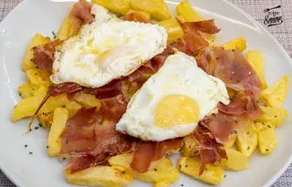 Huevos rotos con jamón (ración)