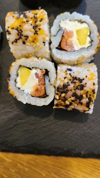 Урамаки пушена сьомга с манго (4бр)