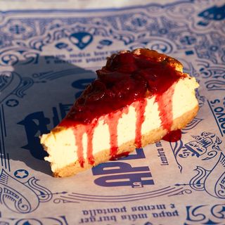 Tarta de queso con salsa de frutos rojos