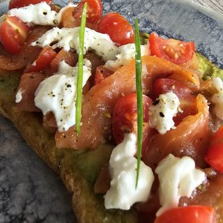 Bruschetta Con Salmón ahumado, aguacate, tomates cherry y stracciatella