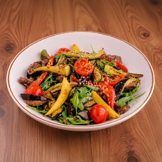 Salată caldă cu obrăjori de vițel și legume la grătar