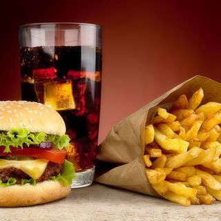 Menú De Hamburguesa De Ternera Con Patatas Fritas Y Bebida