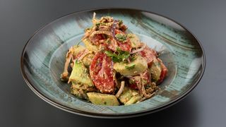 კიტრი პომიდვრის სალათი ნიგვზით