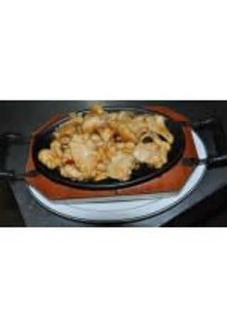 213. Пилешко на плоча с пикантен сос и лук (350г)