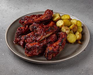 Costițe de porc la grătar cu cartofi chilli