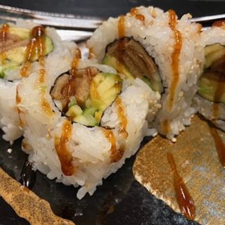 California de tofu pepino y aguacate y salsa 