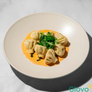 პატარა ხინკლები კრევეტებით ტომ-იამის სოუსში