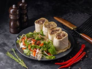 Шаурма з телятиною та салатом