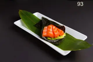 93. Temaki de salmón y aguacate (1 pieza)