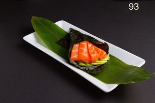93. Temaki de salmón y aguacate (1 pieza)