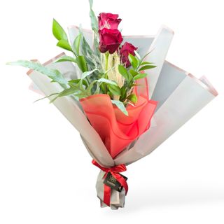 Buchet cu 3 trandafiri roșii, 3 ruscus 