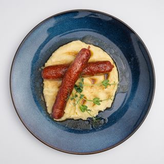  Говяжьи колбаски с соусом "Мит Джус" 