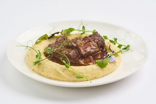 Телячьи щечки с трюфельно-картофельным пюре (420г)