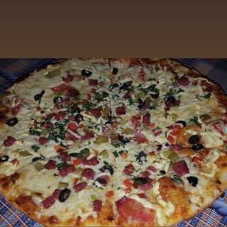 პიცა ძეხვით