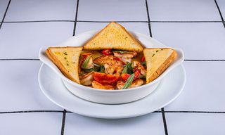 კრევეტები ნივრის სოუსში