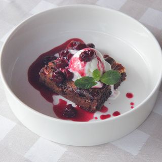 Брауни с ягодным соусом и мороженым
