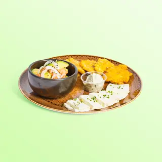 Patacones Con Ensalada De Aguacate Y Queso