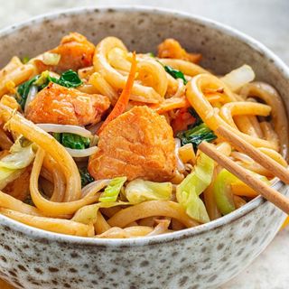 Удон з лососем в вершковому соусі каррі (420г)