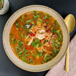 Ciorba de pui cu taietei de casa