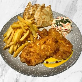 Şniţel de pui cu cartofi pai şi salată uşoară