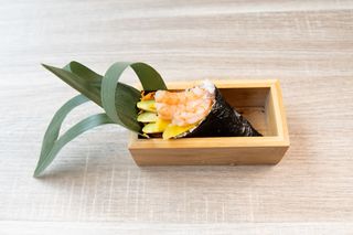 Temaki gambero, mango, avocado
