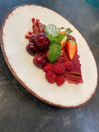 Naleśniki mascarpone/ sos truskawkowy 