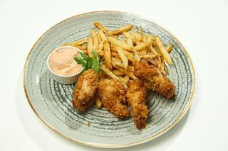 Aripioare crocante cu cartofi prăjiți și sosul Eden