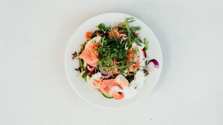 Sałatka z wędzonym łososiem