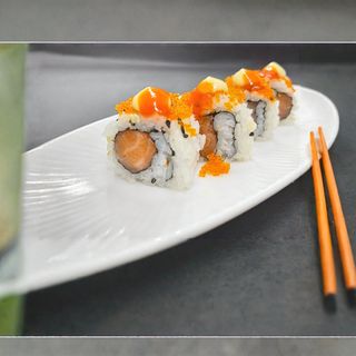 P15 Uramaki spicy salmone