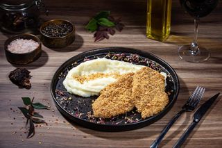 Piept de pui în crustă de alune cu piure de cartofi