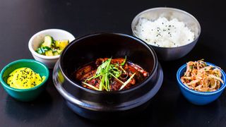 CHEYUK BOKKEUM + RYŻ + ZESTAW BANCHAN