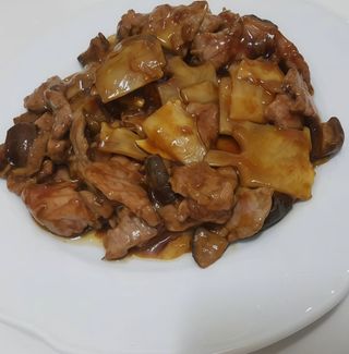 66 Ternera Con Setas Y Bambú