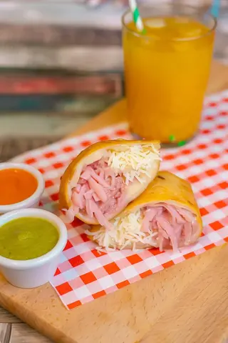 Empanada De Jamón Y Queso