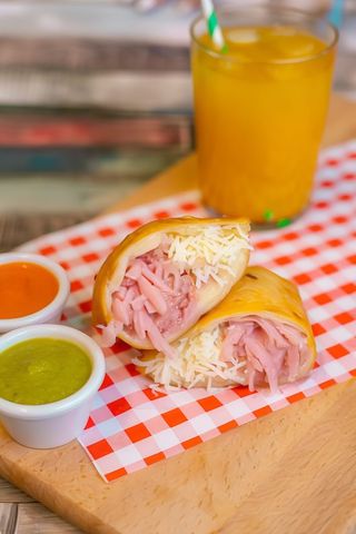 Empanada De Jamón Y Queso