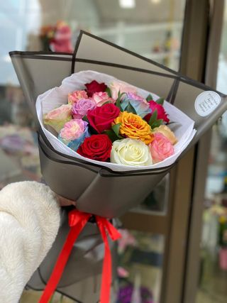 #14. 15 ფერადი პრემიუმ ხარისხის ჰოლანდიური ვარდის თაიგული