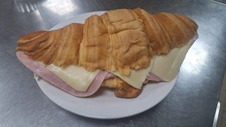13. Croissant Mixto