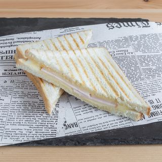 Тост препечен с  пуешко филе и сирене гауда