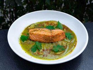 Стейк лосося з картоплею та перуанським соусем (310g)