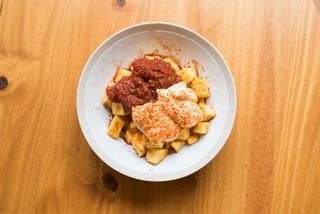 Braves Amb Salsa De Tomàquet Natural I Allioli Escalivat