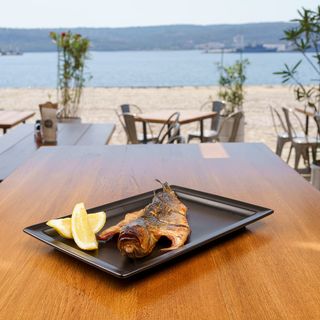 Пушен средиземноморски лаврак с лимон и копър (350г)