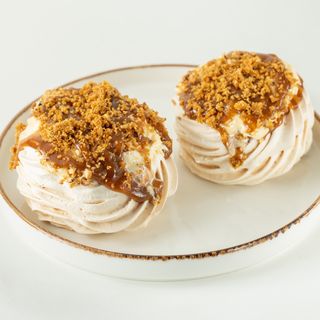 პავლოვა თხილეულით