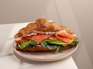 Круасан з лососем та авокадо